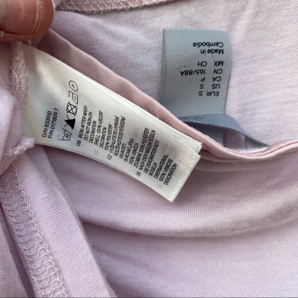 H&M blush satin flower and bow short sleeve blouse - Picture 7 of 7